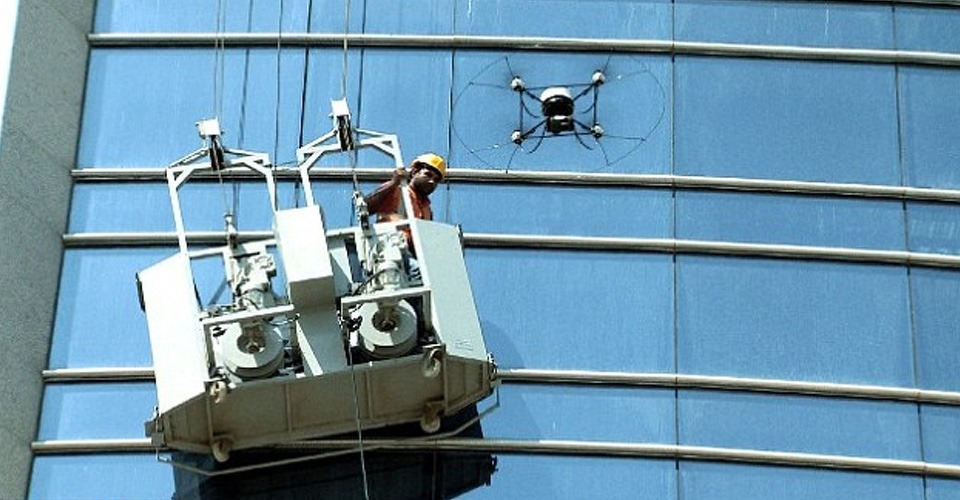 drone helpt glazenwasser abu dhabi