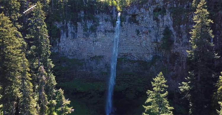 Watervallen bij Crater Lake gefilmd met DJI Mavic Pro in 4K