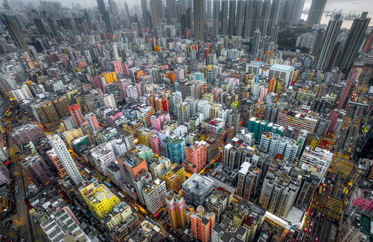 Dronefoto's laten dichtbevolkt Hong Kong zien