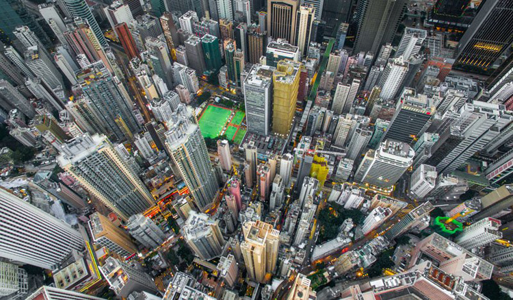 Dronefoto's laten dichtbevolkt Hong Kong zien