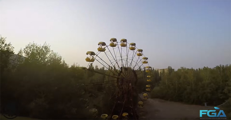 FPV Racer vliegt door Tsjernobyl