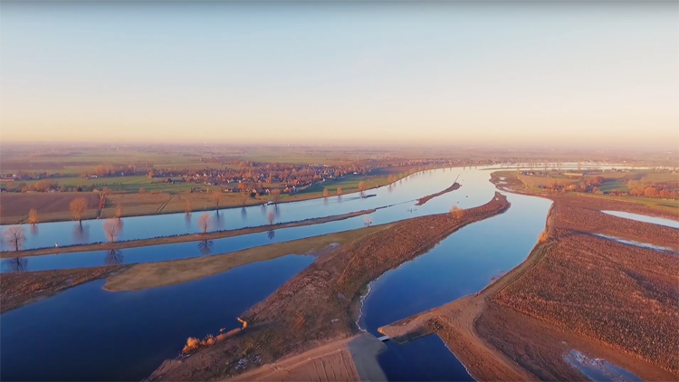 Dji phantom 4 drone filmt de Maas