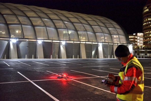 manchester-brandweer-vliegt-met-drones-bij-vuurbestrijding-quadcopter-piloot-tablet-2015